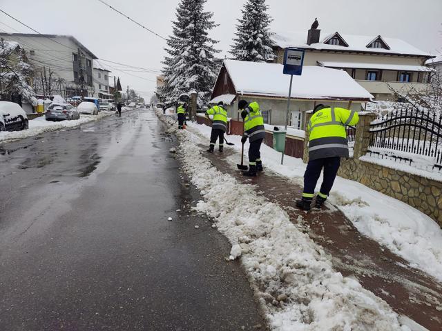 Intervenții la deszăpeziri pe străzile Sucevei, cu toate echipele și utilajele, pe cod roșu și cod portocaliu de ninsori și viscol, în luna aprilie