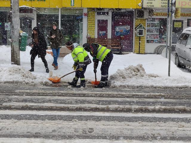 Intervenții la deszăpeziri pe străzile Sucevei, cu toate echipele și utilajele, pe cod roșu și cod portocaliu de ninsori și viscol, în luna aprilie