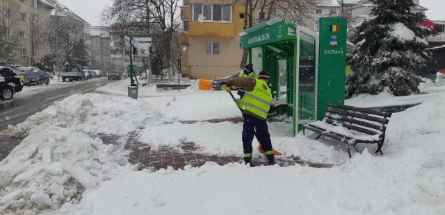 Intervenții la deszăpeziri pe străzile Sucevei, cu toate echipele și utilajele, pe cod roșu și cod portocaliu de ninsori și viscol, în luna aprilie