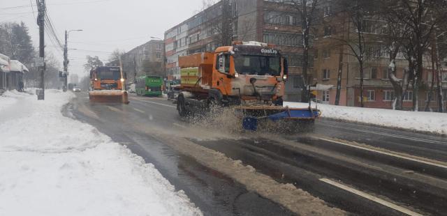 Intervenții la deszăpeziri pe străzile Sucevei, cu toate echipele și utilajele, pe cod roșu și cod portocaliu de ninsori și viscol, în luna aprilie