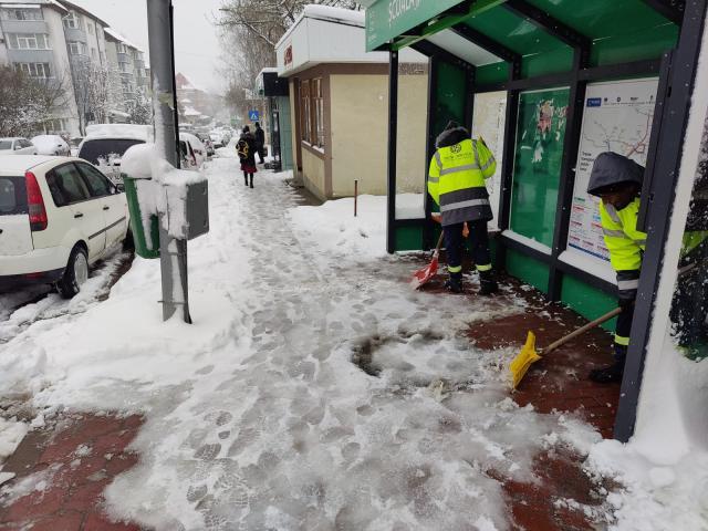 Intervenții la deszăpeziri pe străzile Sucevei, cu toate echipele și utilajele, pe cod roșu și cod portocaliu de ninsori și viscol, în luna aprilie