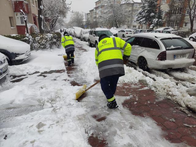 Intervenții la deszăpeziri pe străzile Sucevei, cu toate echipele și utilajele, pe cod roșu și cod portocaliu de ninsori și viscol, în luna aprilie