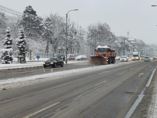 Intervenții la deszăpeziri pe străzile Sucevei, cu toate echipele și utilajele, pe cod roșu și cod portocaliu de ninsori și viscol, în luna aprilie