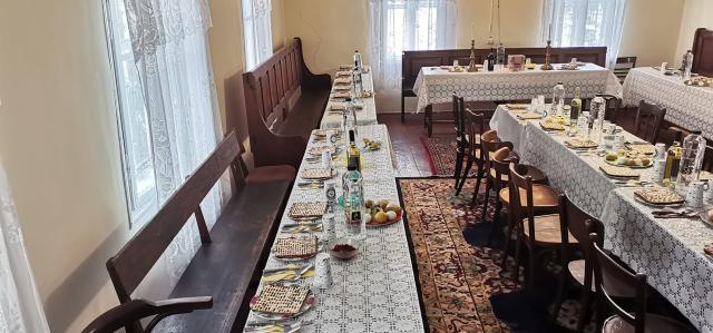 Masa de Seder este pregătită pentru oaspeți