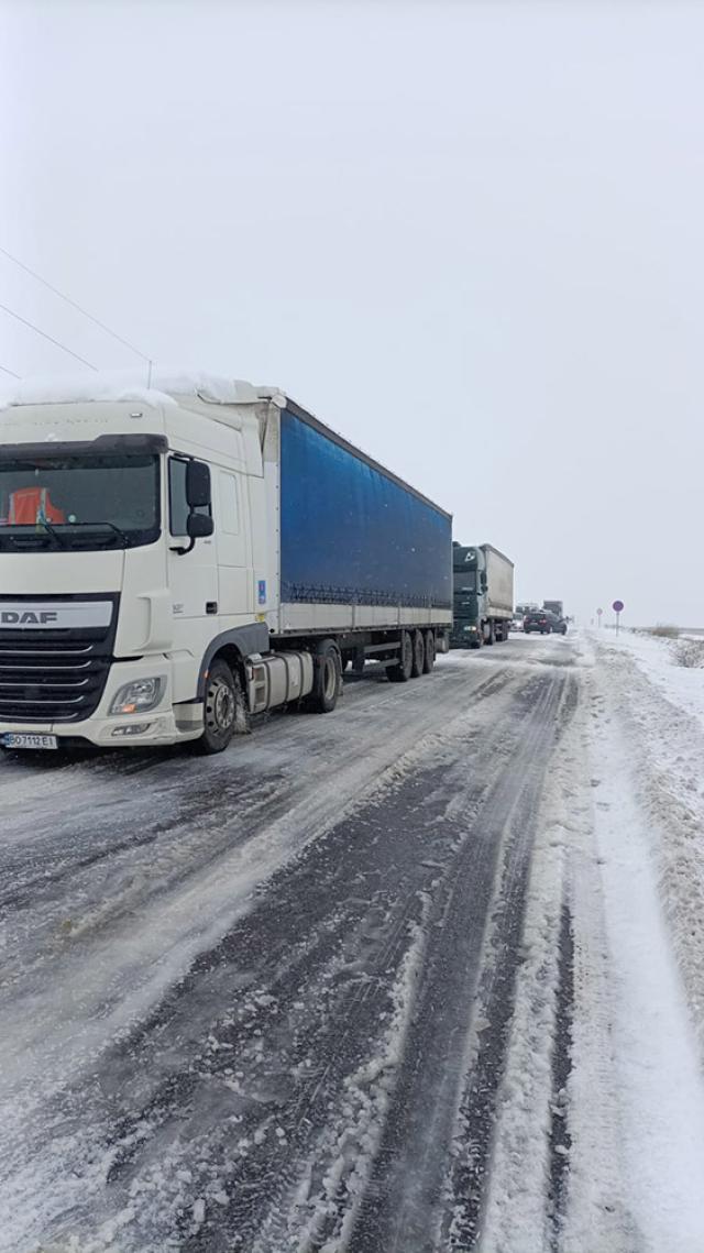 Coloane de mașini și autocamioane pe drumurile închise din județul Suceava