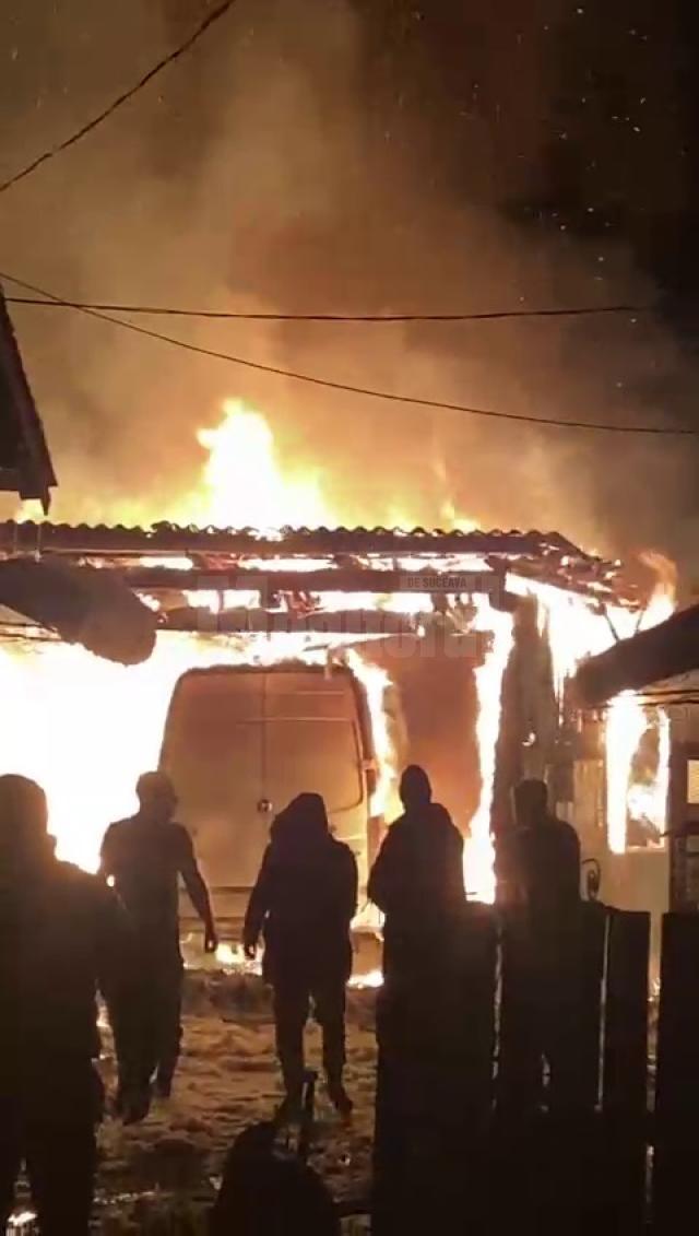 Două mașini și un garaj au ars într-un puternic incendiu