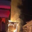 Două mașini și un garaj au ars într-un puternic incendiu