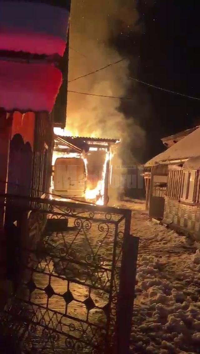 Două mașini și un garaj au ars într-un puternic incendiu