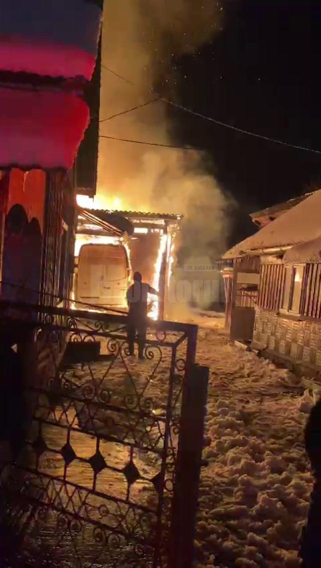 Două mașini și un garaj au ars într-un puternic incendiu