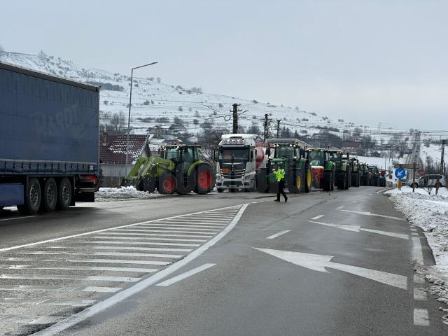 Tractoare și uitilaje în drum spre Vama Siret