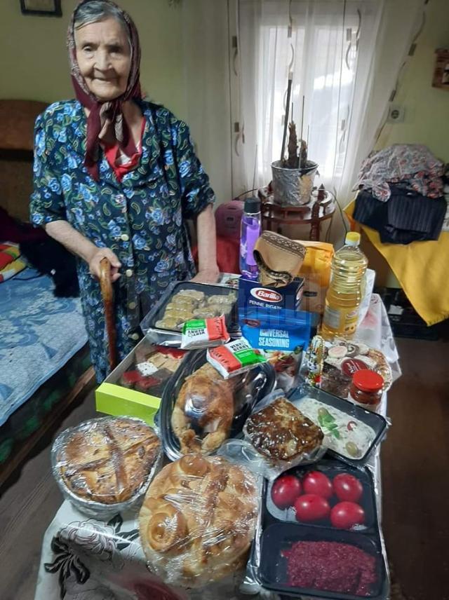 Masa de Paște pentru 22 de bătrâni din Câmpulung Moldovenesc, cu ajutorul voluntarilor
