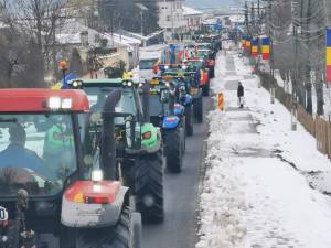 În jur de 450 de fermieri cu 160 de utilaje protestează în zona Vămii Siret