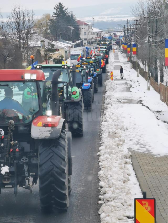 În jur de 450 de fermieri cu 160 de utilaje protestează în zona Vămii Siret