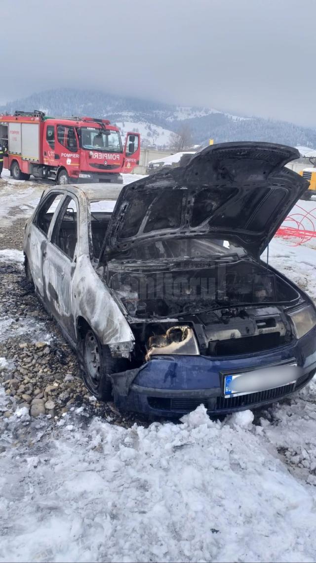 Mașină mistuită de flăcări în urma unui puternic incendiu