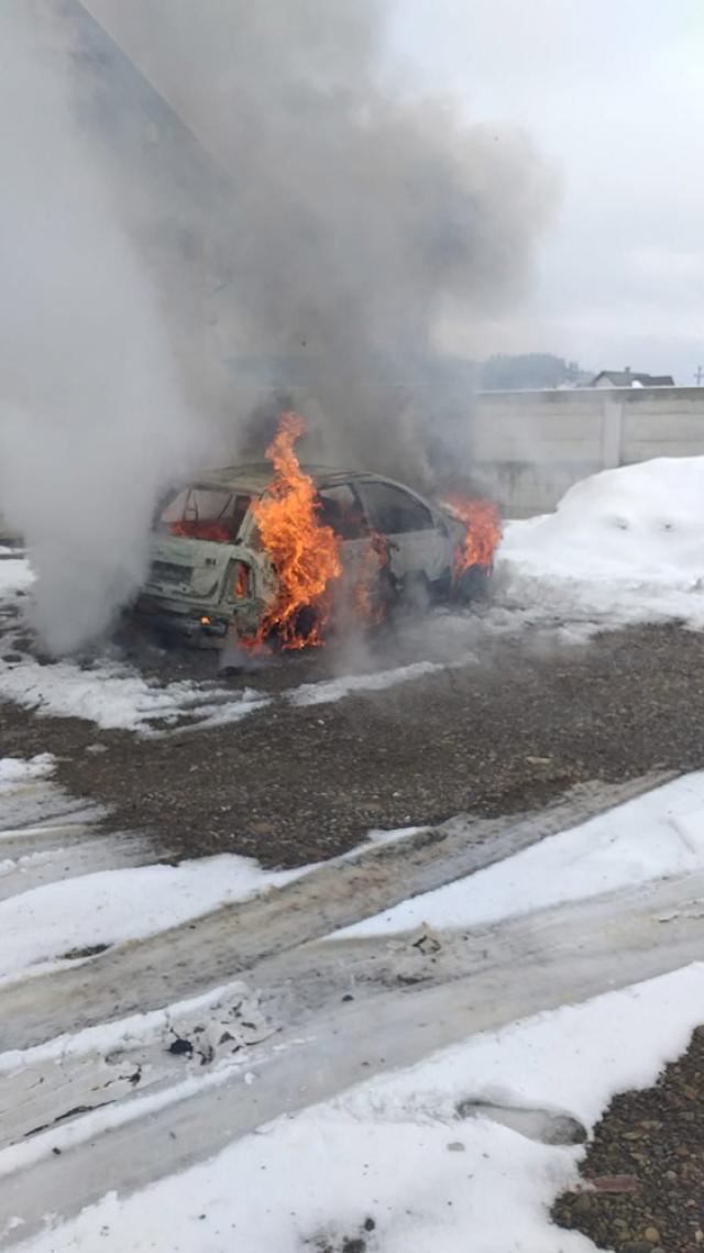 Mașină mistuită de flăcări în urma unui puternic incendiu