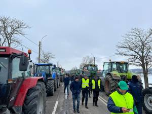 În jur de 450 de fermieri au protestat în Vama Siret, cerând respect și eliminarea concurenței neloiale