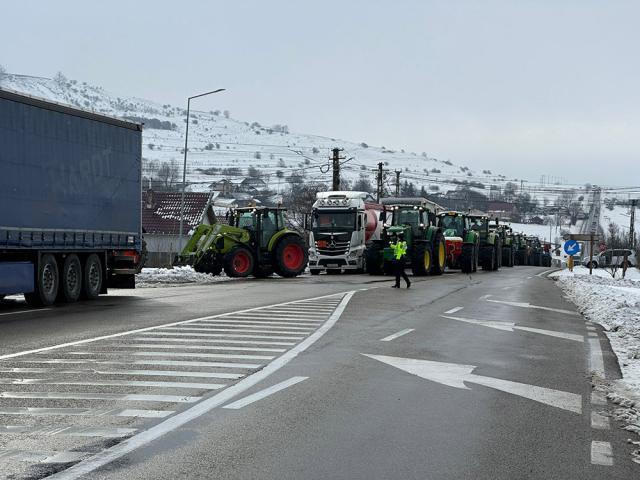 Tractoare şi utilaje în drum spre Vama Siret