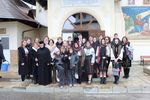 Grupul organizatorilor proiectului caritabil, în vizită la Mănăstirea Bogdănești