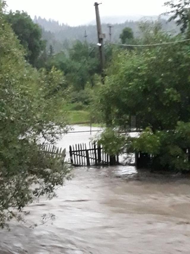 Primăriile din județul Suceava, avertizate de Comitetul pentru situații de urgență să se pregătească pentru eventuale inundații