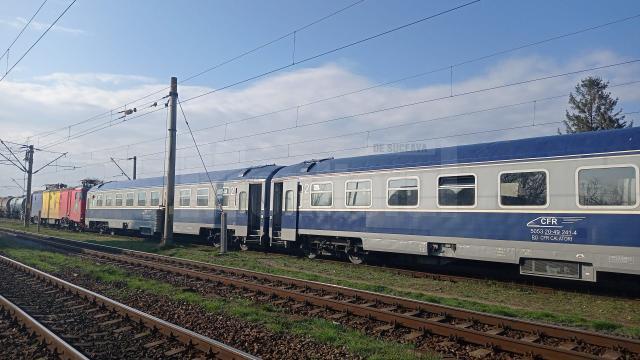 Locomotiva trenului București - Suceava s-a defectat pe traseu