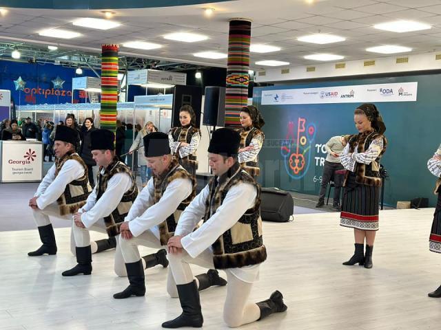 Spectacole de folclor românesc și demonstrații de artă populară, la targul internațional de turism de la Chișinău