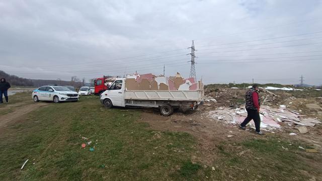Surprinși în flagrant de Poliția Locală în timp ce aruncau gunoiul pe malul râului Suceava