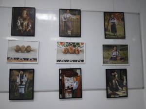 „Veșminte populare” și „ouă cu poveste” din colecția Paul Torac, din Brodina, transpuse în fotografii, la Galeria de artă „Zamca”