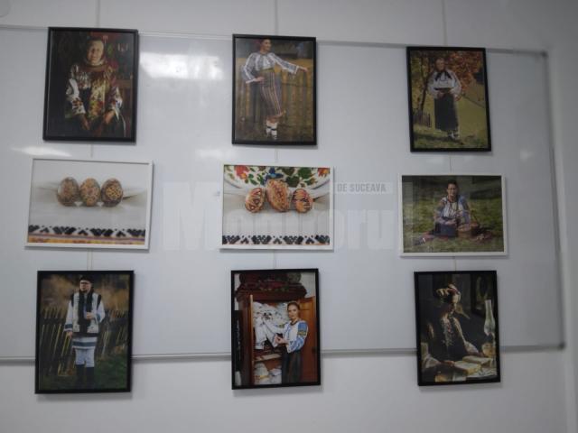 „Veșminte populare” și „ouă cu poveste” din colecția Paul Torac, din Brodina, transpuse în fotografii, la Galeria de artă „Zamca”