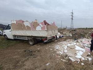 Amendă de 50.000 de lei pentru firma care a aruncat rigips pe malul râului Suceava