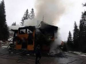 O cabană de pe TransRarău a fost mistuită de un puternic incendiu