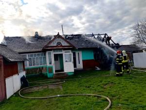 Un bărbat a suferit arsuri într-un incendiu izbucnit la o casă din comuna Fântâna Mare