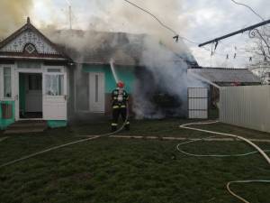 Un bărbat a suferit arsuri într-un incendiu izbucnit la o casă din comuna Fântâna Mare