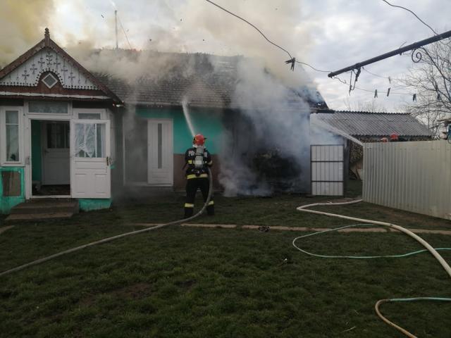 Un bărbat a suferit arsuri într-un incendiu izbucnit la o casă din comuna Fântâna Mare