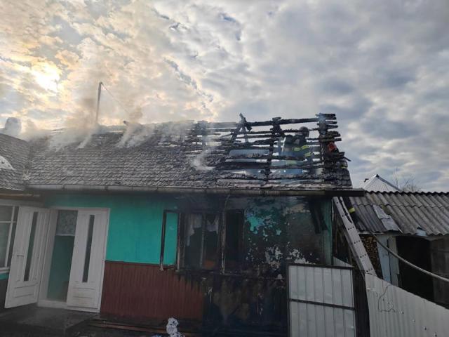 Un bărbat a suferit arsuri într-un incendiu izbucnit la o casă din comuna Fântâna Mare