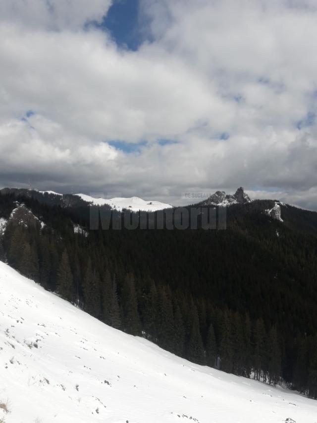 Zăpada la munte are, în continuare, în anumite zone până la doi metri înălțime