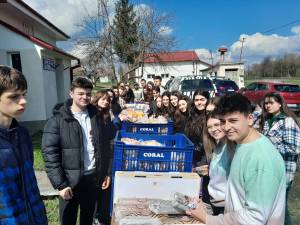 40 de familii necăjite din Mușenița au primit alimente pentru masa de Paște din partea voluntarilor ATOS
