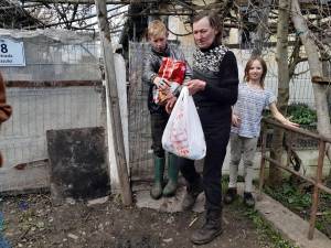 40 de familii necăjite din Mușenița au primit alimente pentru masa de Paște din partea voluntarilor ATOS