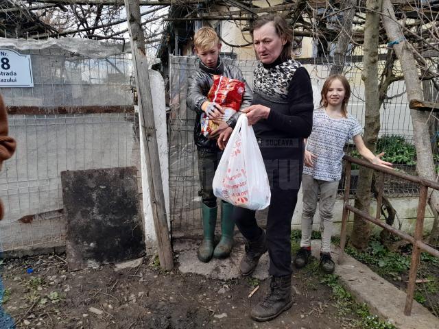 40 de familii necăjite din Mușenița au primit alimente pentru masa de Paște din partea voluntarilor ATOS