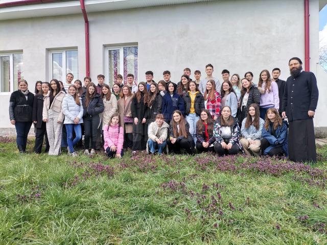 40 de familii necăjite din Mușenița au primit alimente pentru masa de Paște din partea voluntarilor ATOS