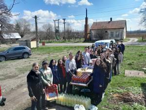 40 de familii necăjite din Mușenița au primit alimente pentru masa de Paște din partea voluntarilor ATOS