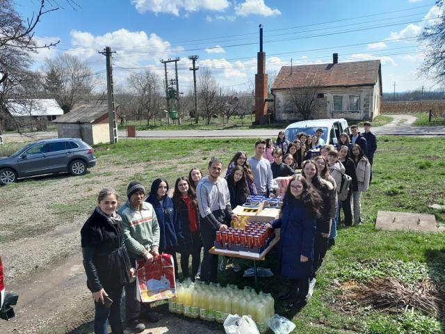 40 de familii necăjite din Mușenița au primit alimente pentru masa de Paște din partea voluntarilor ATOS