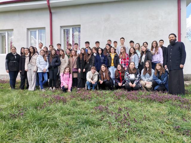 40 de familii necăjite din Mușenița au primit alimente pentru masa de Paște din partea voluntarilor ATOS