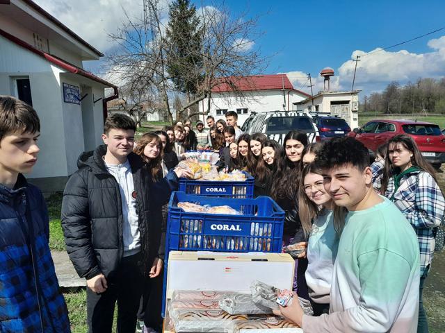 40 de familii necăjite din Mușenița au primit alimente pentru masa de Paște din partea voluntarilor ATOS