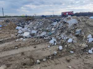 Primărie amendată cu 50.000 de lei și mașină confiscată după ce a aruncat gunoi pe câmpuri