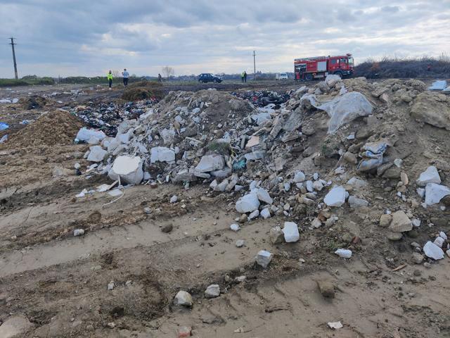 Primărie amendată cu 50.000 de lei și mașină confiscată după ce a aruncat gunoi pe câmpuri