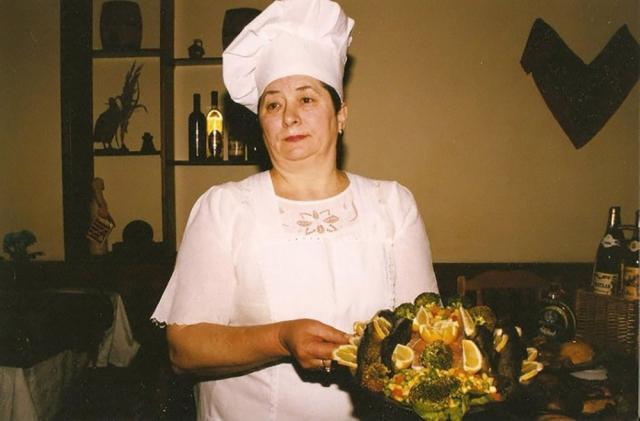 Cornelia Dumitrescu, mama ciorbei rădăuțene, este bucătăreasă tocmai din 1965