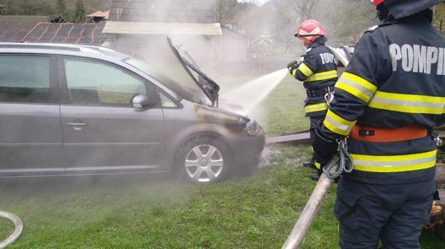 O mașină parcată a luat foc în urma unui scurtcircuit