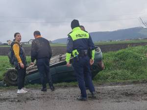 O mașină răsturnată și una în decor după un accident pe E 85, la Pătrăuți