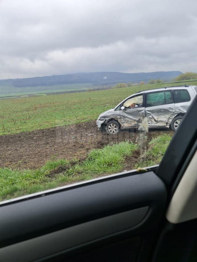 O mașină răsturnată și una în decor după un accident pe E 85, la Pătrăuți