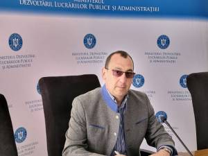 Primarul din Vatra Moldoviței a semnat contractul pentru modernizarea a zece kilometri de drumuri din comună